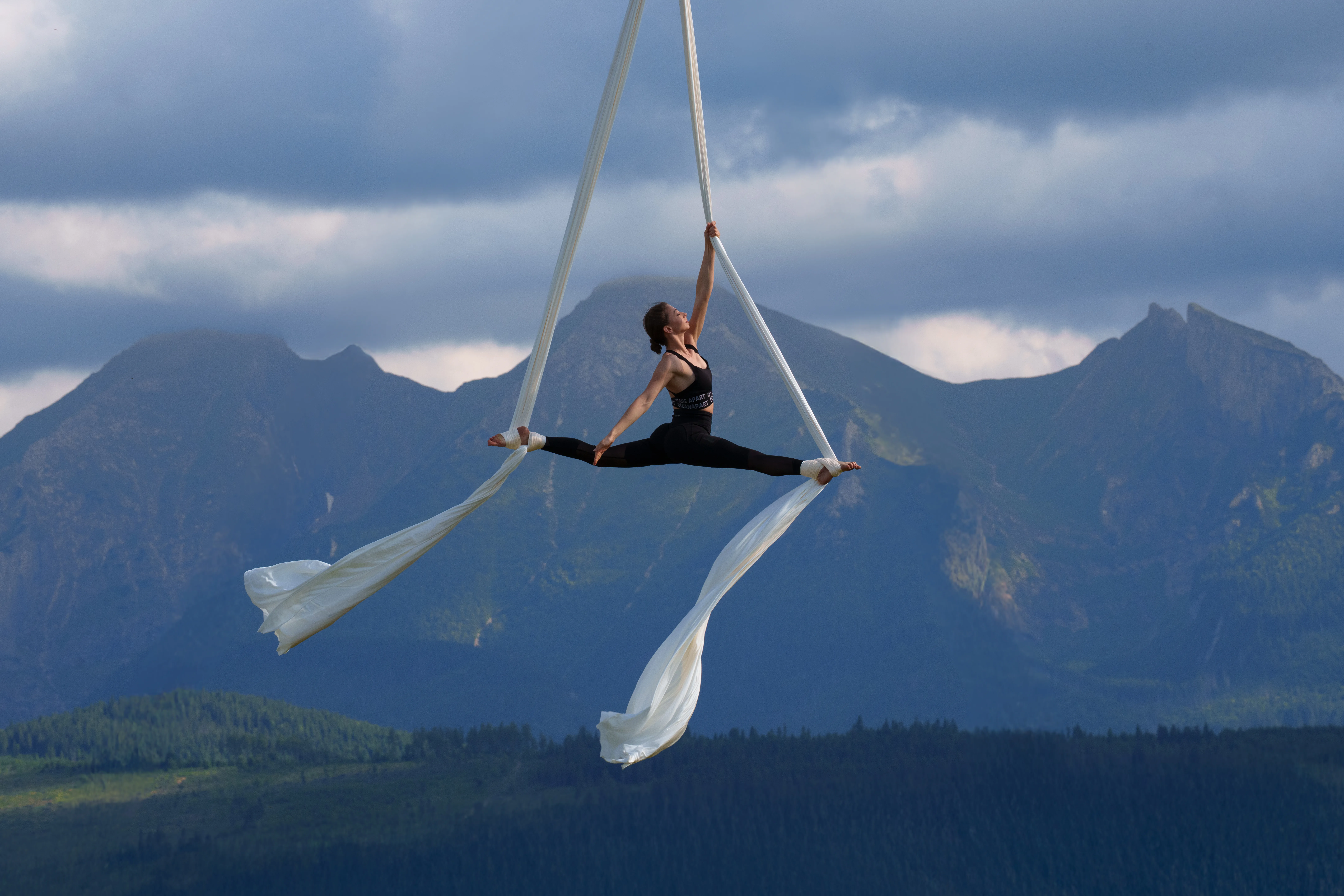 Akrobatyka powietrzna na szarfach — DanceArt